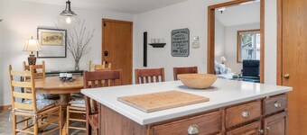 Stay at Oakway Oasis: 4BR, 2BA home just 6 minutes from Autzen Stadium in Eugene.