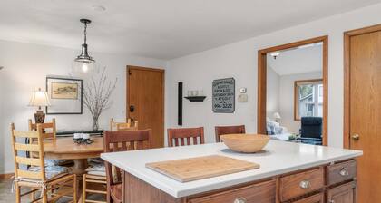 Stay at Oakway Oasis: 4BR, 2BA home just 6 minutes from Autzen Stadium in Eugene.