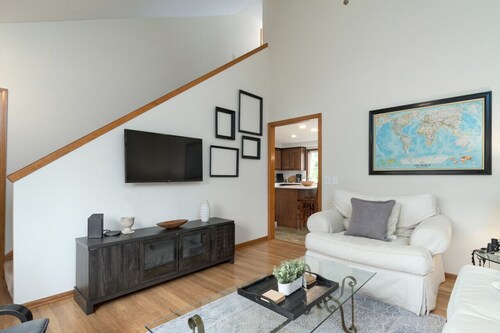 Oakway Oasis: within 3 miles of Autzen/U of O