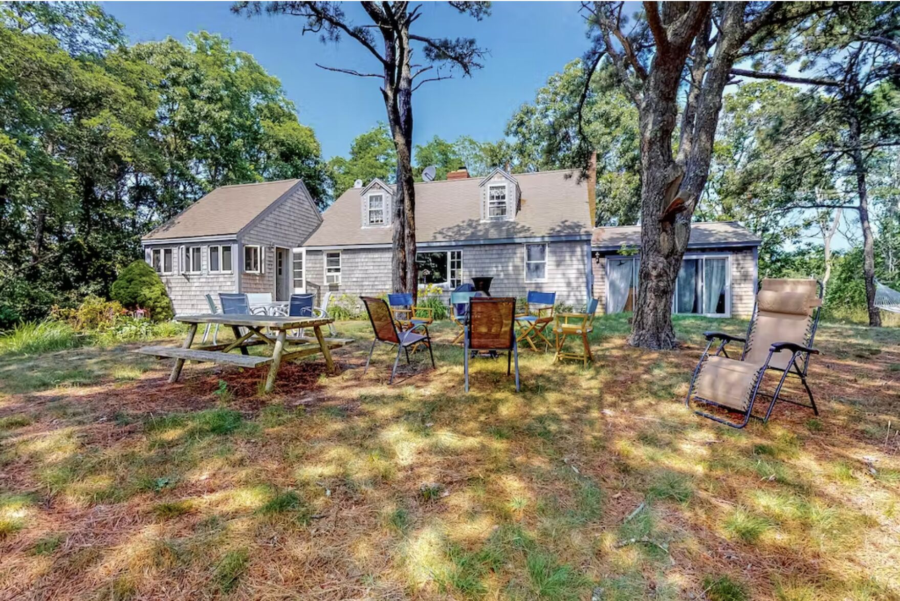 Private retreat, sleeps 10, walk to ocean beach