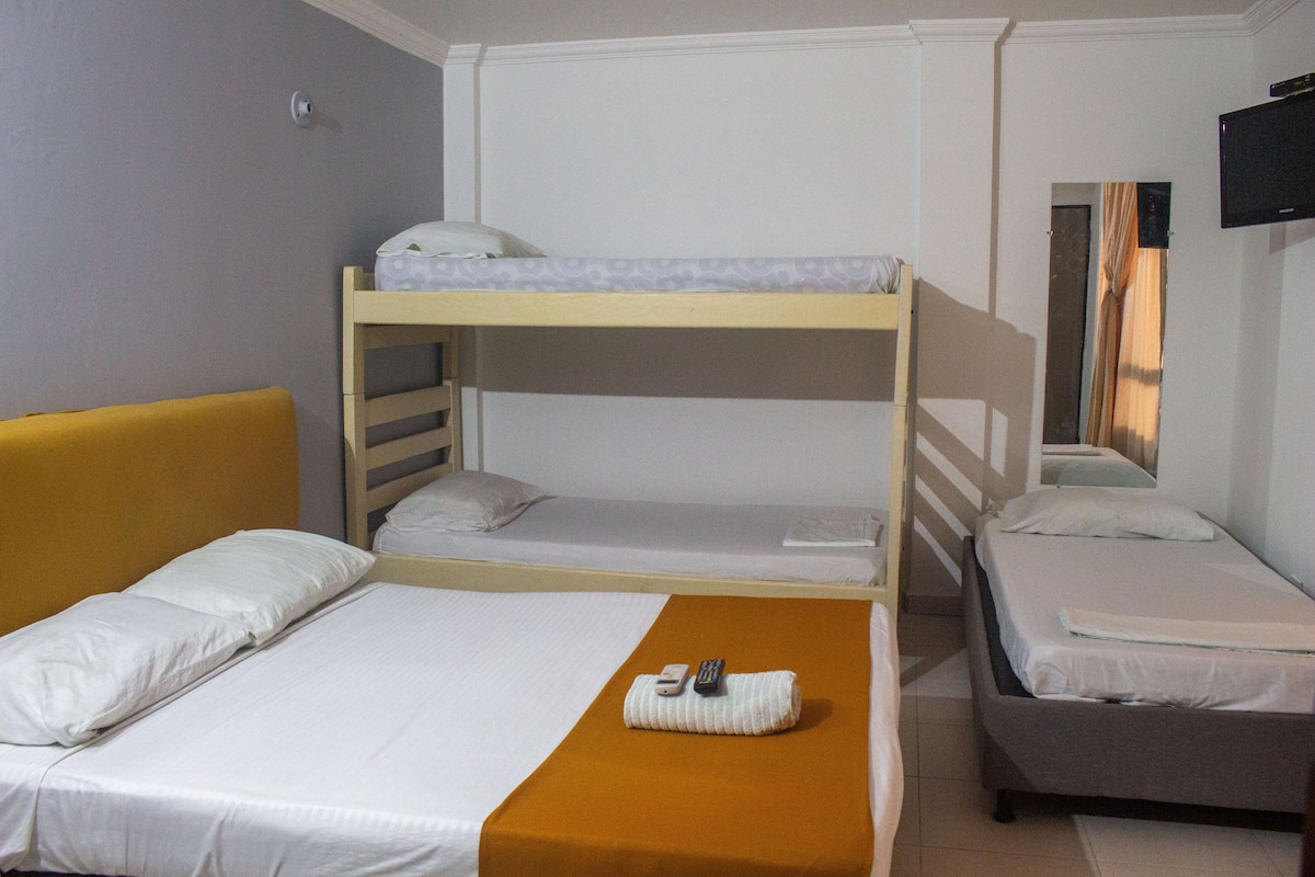 Kamar Quadruple | Didekorasi berbeda-beda dan dilengkapi dengan perabotan berbeda-beda