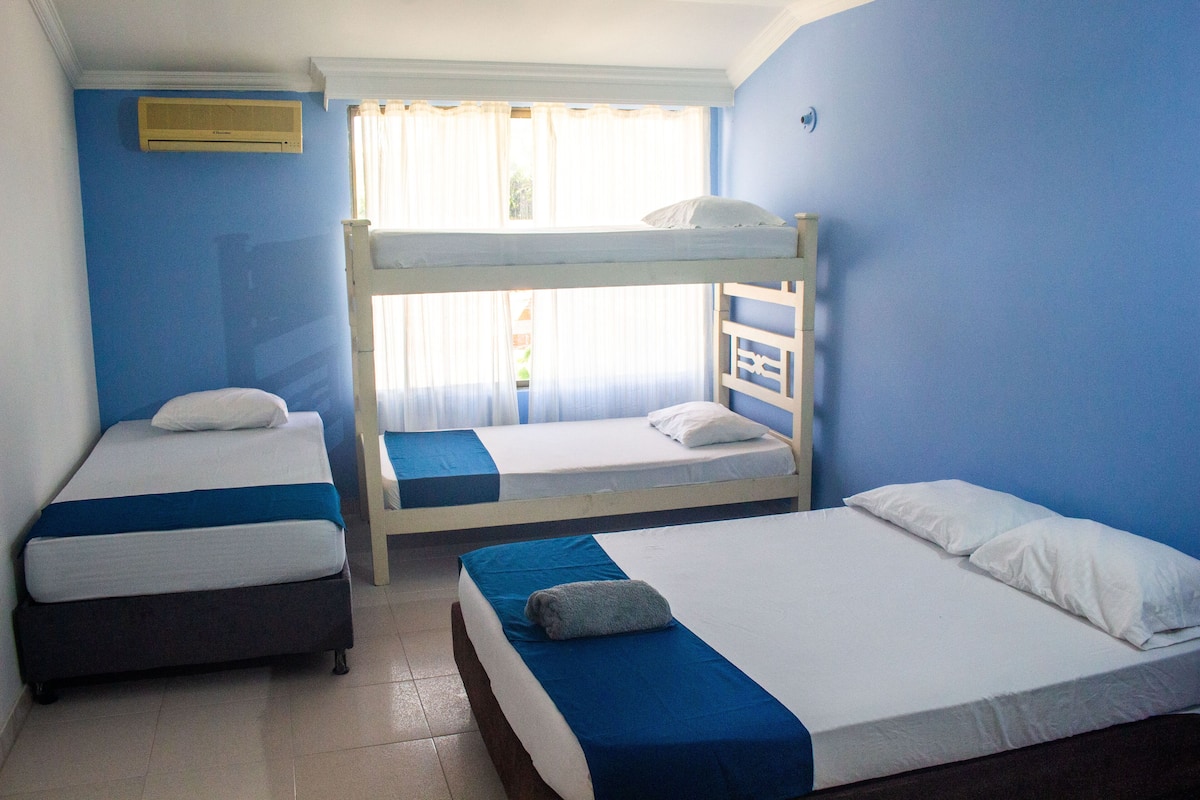 Kamar Quadruple | Didekorasi berbeda-beda dan dilengkapi dengan perabotan berbeda-beda