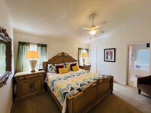 4 bedrooms, iron/ironing board, WiFi, bed sheets - NEW Private pool/spa - privacy Fence - free Wifi - 3 miles/ Disney/ Indian Creek (Kissimmee)