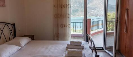 1 dormitori, planxa i posts de planxar, wifi i roba de llit