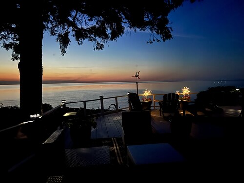 Stunning Lake Views From This Artistic Getaway