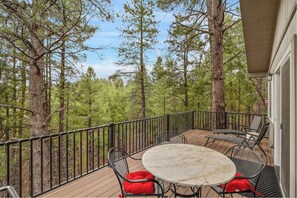 Outdoor dining - Cozy house in Kachina Village, Great view and great location for day-trips. (Flagstaff)