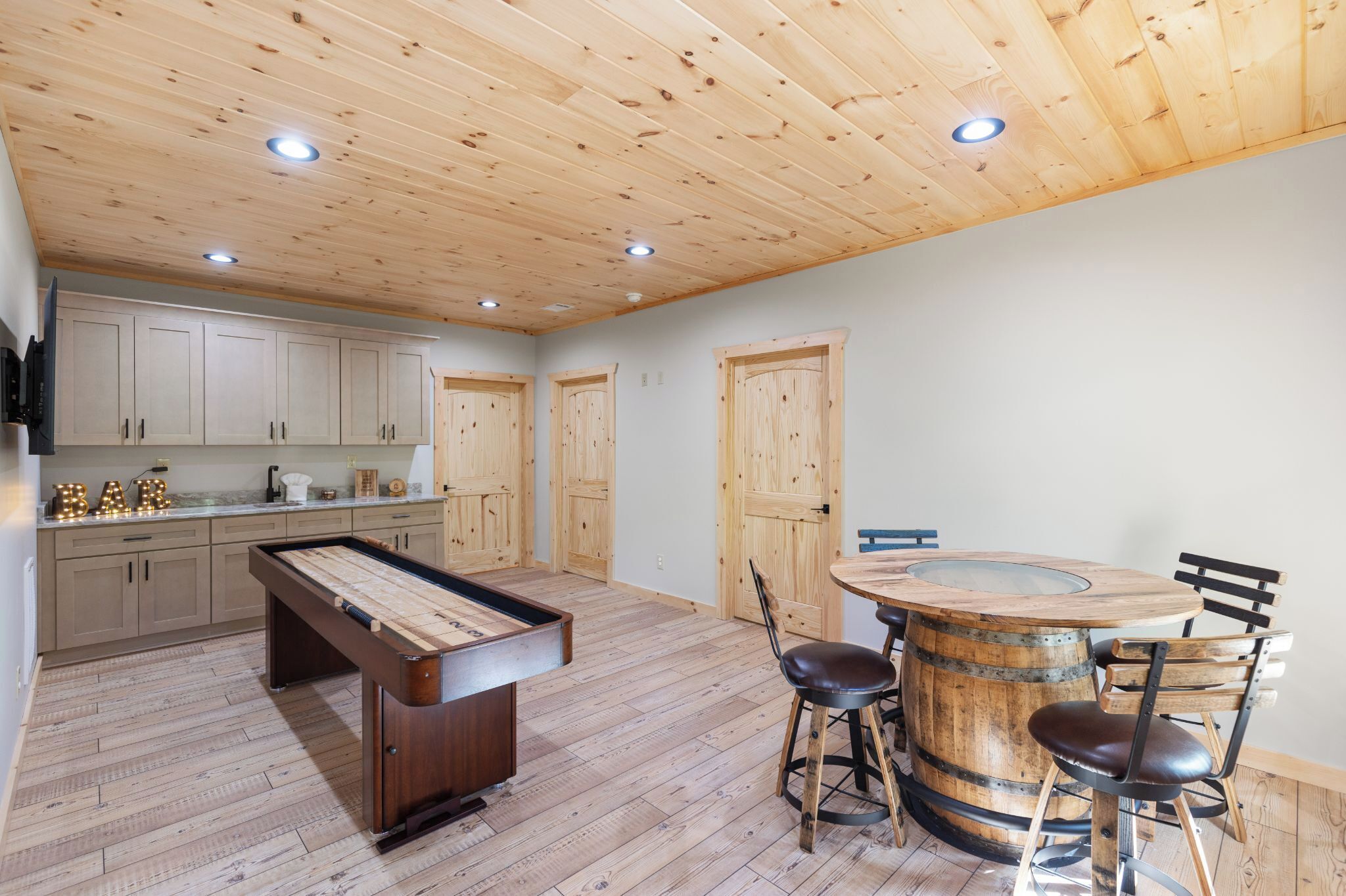 Whiskey & Woods - Newly built cabin with fireplace, wifi, and more!