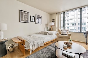 Room - Free Parking! Pike Place Market Condo! King Bed! Gym!  (Seattle)