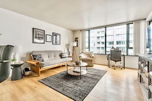 Living area - Free Parking! Pike Place Market Condo! King Bed! Gym!  (Seattle)