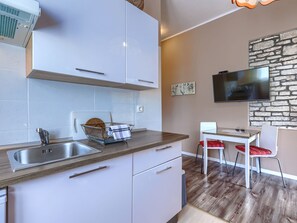Fridge, cookware/dishes/utensils