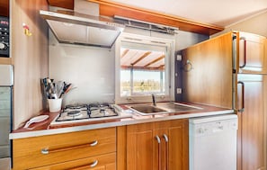 Fridge, microwave, oven, stovetop - Pet friendly home in Sainte-Gemme (Sainte-Gemme)