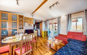 TV, mesa de pingue-pongue