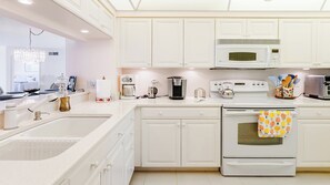 Frigorífico, horno, placa de cocina y cafetera o tetera