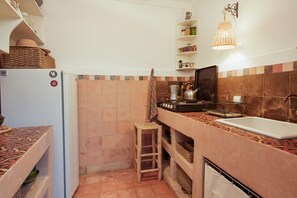 Kühlschrank, Wasserkocher mit Kaffee-/Teezubehör, Gewürze, Esstisch