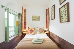 2 habitaciones y tabla de planchar con plancha 