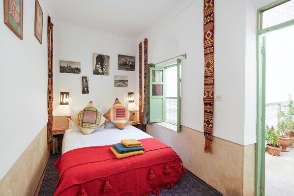2 habitaciones y tabla de planchar con plancha 