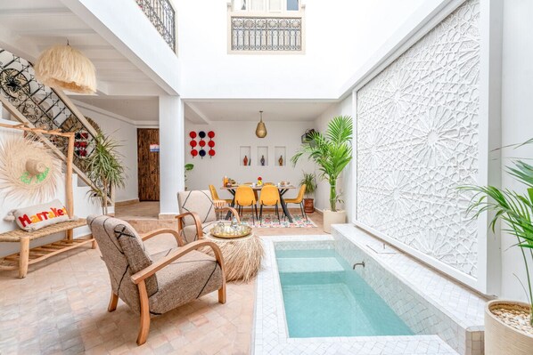 A spacious indoor area with a pool, seating, and decorative plants. - Riad Mélina-Au Coeur de la Médina - Breakfast (Marrakech)