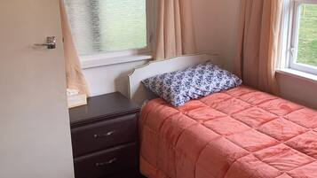 2 bedrooms, iron/ironing board, travel cot, WiFi