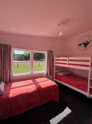 2 bedrooms, iron/ironing board, travel cot, WiFi - Cliff Top Cottage just off SH1 (Ohingaiti)