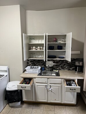 Private kitchen - Cozy 2 bedroom miles away from NY & walking distance to LSP  & Ellis Island (Jersey City)