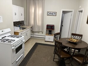 Private kitchen - Cozy 2 bedroom miles away from NY & walking distance to LSP  & Ellis Island (Jersey City)