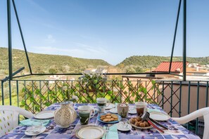 Outdoor dining - Sa Figumoru Relax Mare Holiday Home with Mountain View and Air Conditioning (bari sardo)