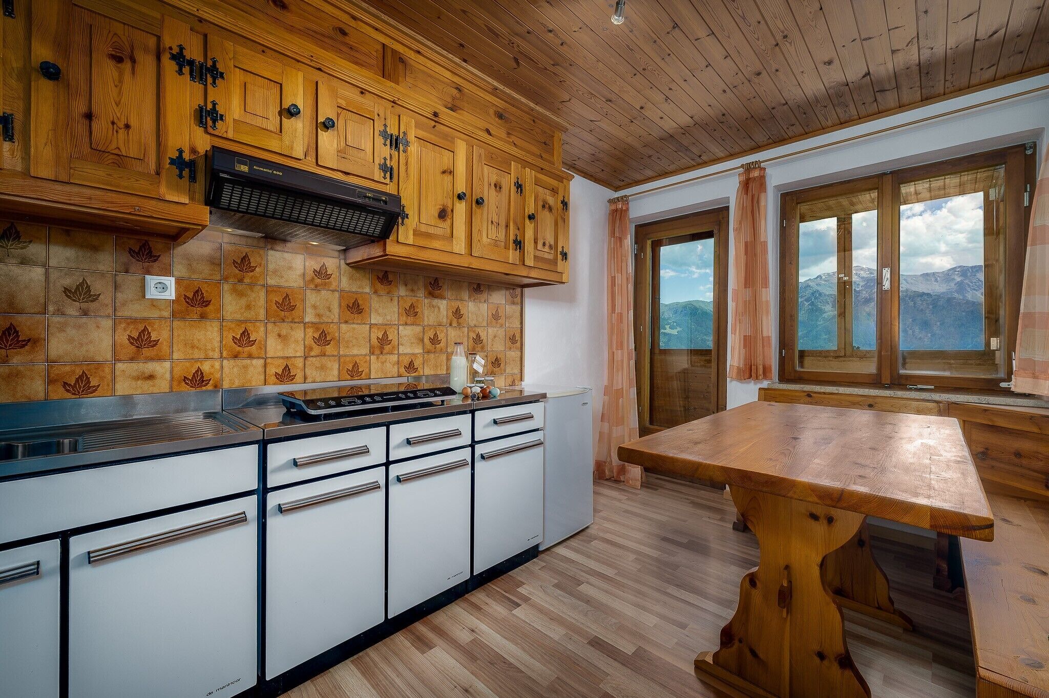 Jääkaappi, liesi, kahvin-/teenkeitin, vedenkeitin