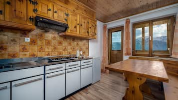 Jääkaappi, liesi, kahvin-/teenkeitin, vedenkeitin