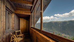 Ein Holzinnenraum mit Blick auf Berge.