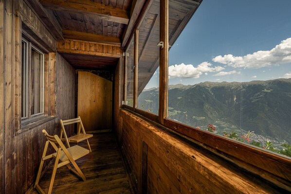 Interior de madera con vistas a montañas.