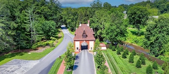 Pet-Friendly 1900 Cottage in Biltmore Village | King Bed | 2 Min. to Biltmore Estate!
