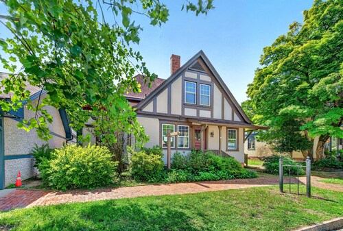 Pet-Friendly 1900 Cottage in Biltmore Village | King Bed | 2 Min. to Biltmore Estate!