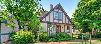 Pet-Friendly 1900 Cottage in Biltmore Village | King Bed | 2 Min. to Biltmore Estate!