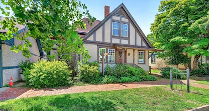 Pet-Friendly 1900 Cottage in Biltmore Village | King Bed | 2 Min. to Biltmore Estate!