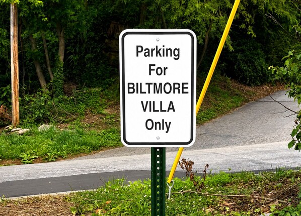 En skylt som visar att parkeringen är reserverad för Biltmore Villa.