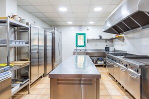 Fridge, microwave, oven, stovetop - Villa 'Mas Tortós' with Mountain View, Private Garden and Barbecue (Palafolls)