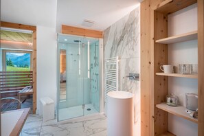 Shower, hair dryer, towels - Apartment 'Wellness Alpino Con Minispa' with Mountain View, Shared Terrace and Wi-Fi (Soraga)