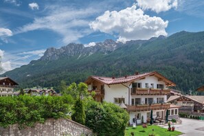 Exterior - Apartment 'Wellness Alpino Con Minispa' with Mountain View, Shared Terrace and Wi-Fi (Soraga)