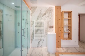 Dusche, Haartrockner, Handtücher