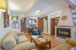 Televisión, chimenea y reproductor de DVD 