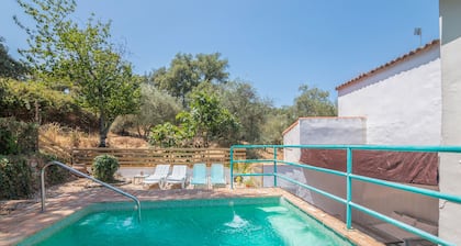 Casa de vacaciones 'Casa Rural La Trastienda' con vistas a la montaña, piscina privada y Wi-Fi