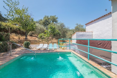Casa de vacaciones 'Casa Rural La Trastienda' con vistas a la montaña, piscina privada y Wi-Fi