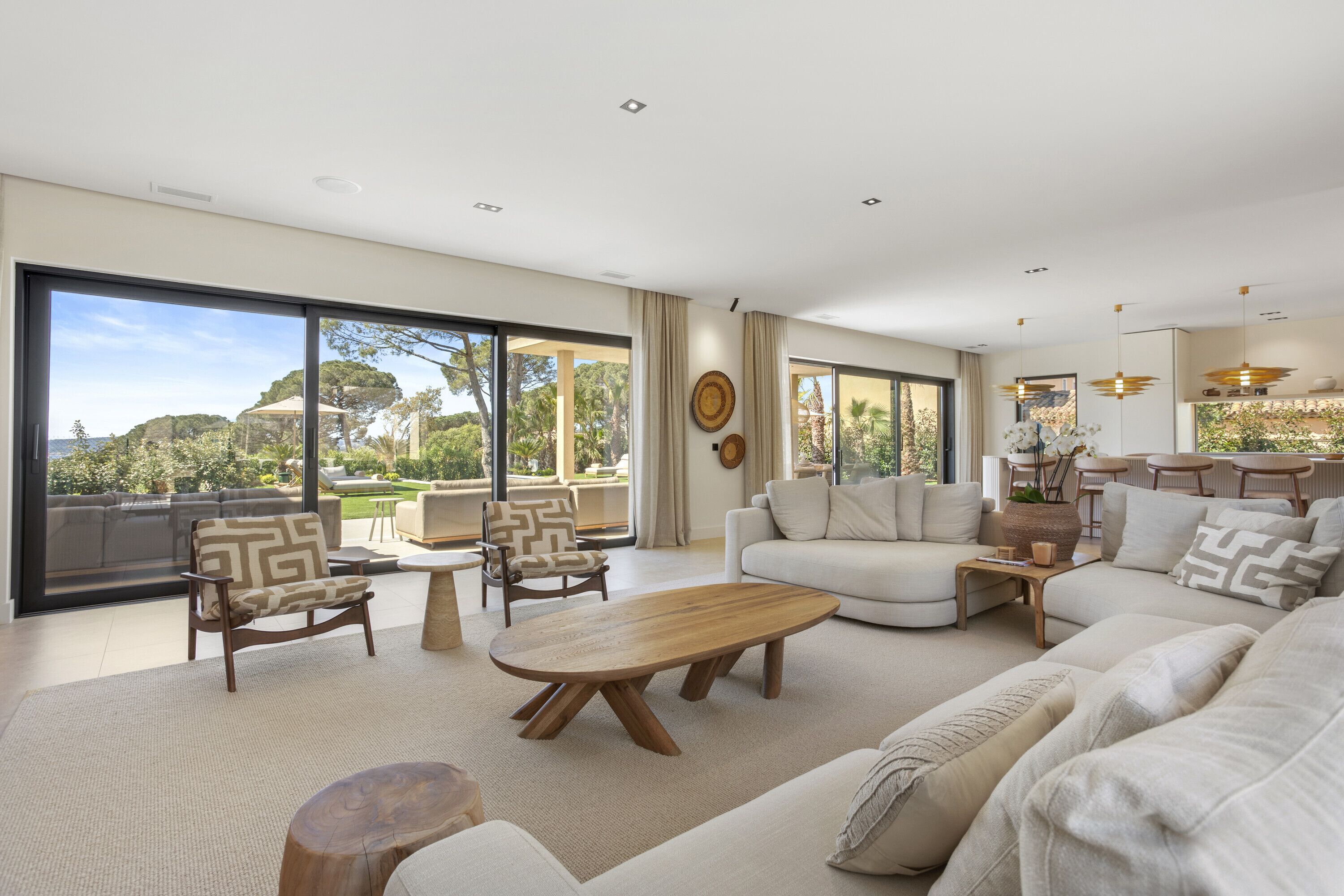 Télévision, cheminée, table de tennis de table