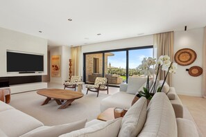 Televisión, chimenea, mesa de ping pong