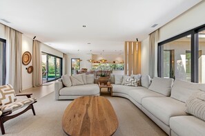 Televisión, chimenea, mesa de ping pong