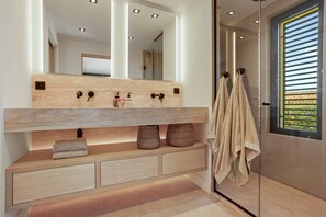 Shower, hair dryer, towels - 
Villa 400m² | Sea view | close to the center | luxury (sainte-maxime)