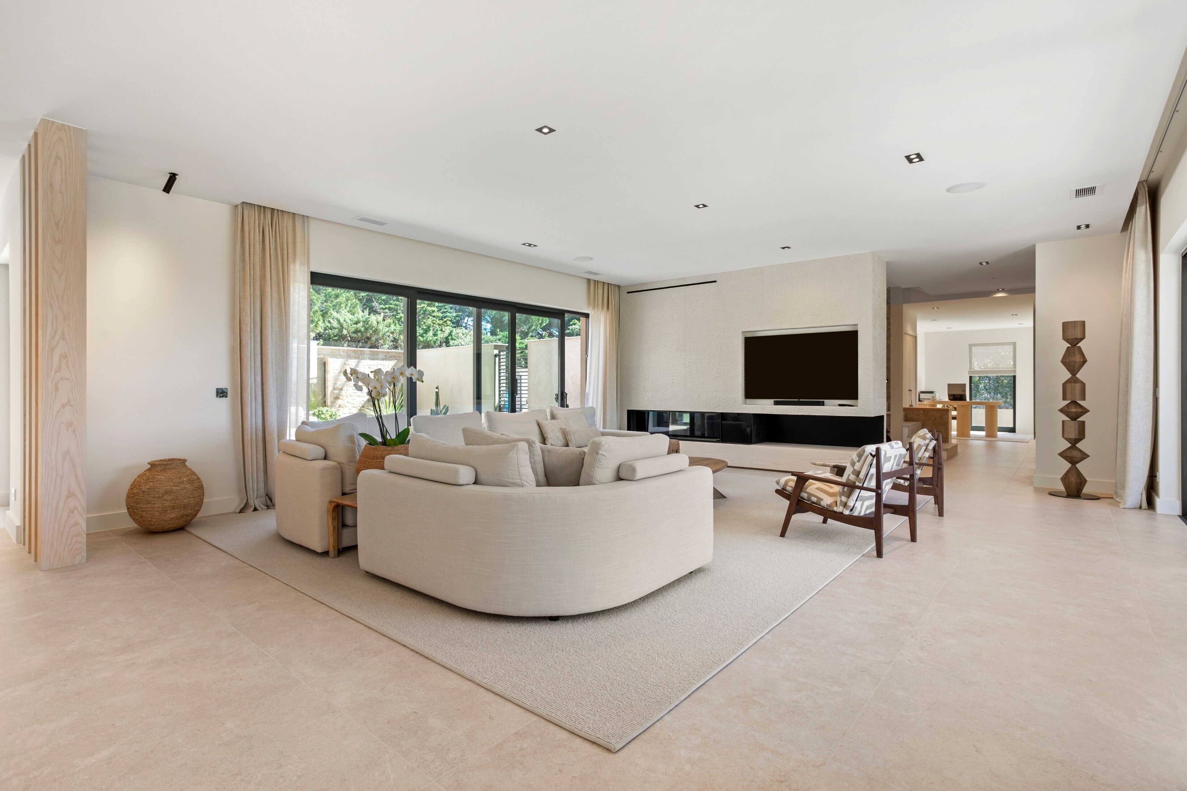 Fernseher, Kamin, Tischtennisplatte