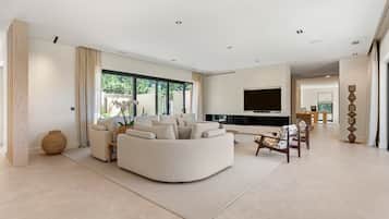 Fernseher, Kamin, Tischtennisplatte