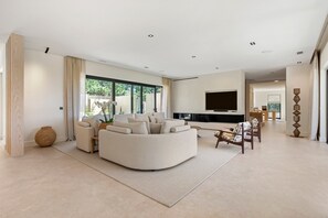 Televisión, chimenea, mesa de ping pong