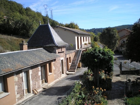 Exterior. Gite La Combe de Melvieu with Mountain View